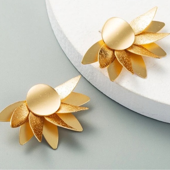 2/$30🌵 Gold Flower Petal Earrings Bohemian Sun Floral Sunburst Celestial NEW - Picture 11 of 13